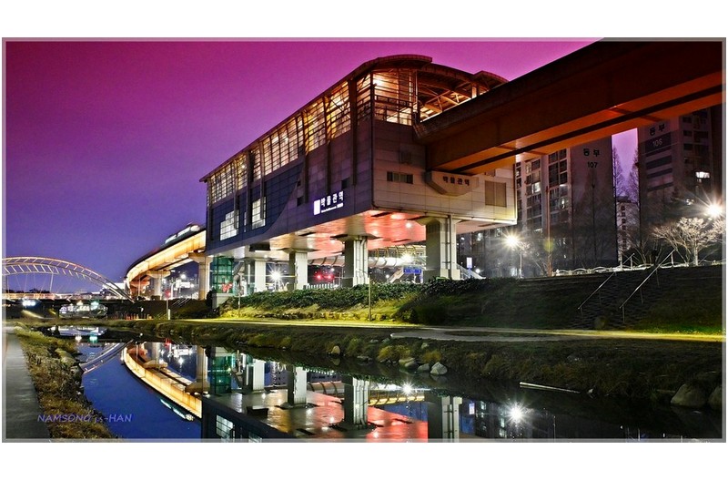 경전철역의 야경 ---