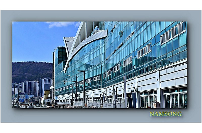 자갈치 시장 건물의 전경 ---