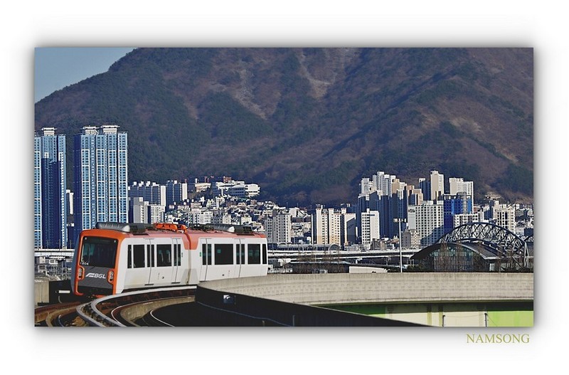 공항으로 가는 경전차 ---